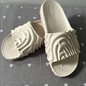 CROCS Cream Textured Slide Sandals
